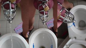 pissen im peniskafig mit katheter in strumpfhose