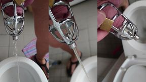 pissen im peniskafig mit katheter in strumpfhose