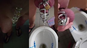 pissen im peniskafig mit katheter in strumpfhose