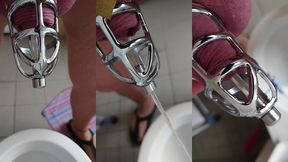 pissen im peniskafig mit katheter in strumpfhose