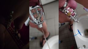 pissen im peniskafig mit katheter in strumpfhose