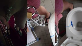 pissen im peniskafig mit katheter in strumpfhose
