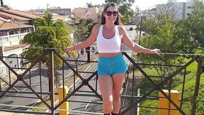 vadia gostosa se exibindo em publico andando pela cidade mostrando os seios, pagando boquete e tomando porra na rua