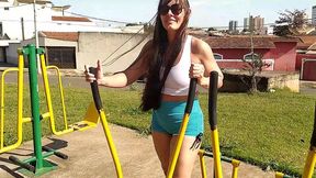 vadia gostosa se exibindo em publico andando pela cidade mostrando os seios, pagando boquete e tomando porra na rua