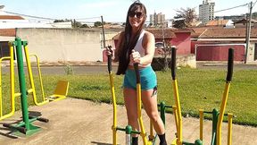 vadia gostosa se exibindo em publico andando pela cidade mostrando os seios, pagando boquete e tomando porra na rua