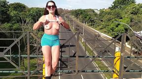 vadia gostosa se exibindo em publico andando pela cidade mostrando os seios, pagando boquete e tomando porra na rua