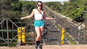 vadia gostosa se exibindo em publico andando pela cidade mostrando os seios, pagando boquete e tomando porra na rua