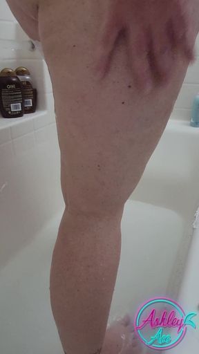 Ashley Ace Shaves Her Legs - No-shave November 2023