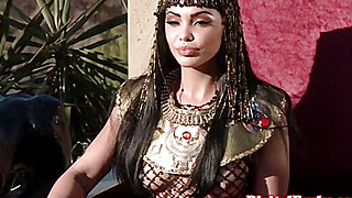 Gorgeous egyptian queen is hoovering cock