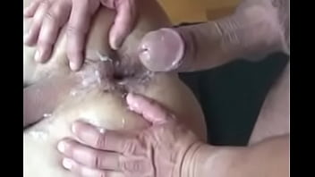 Gozada gostosa na porta e empurrada pra dentro.