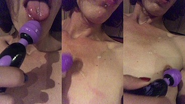 « Flash back canapé »Je lèche mon vibro et salive sur mon corpsMes seins...