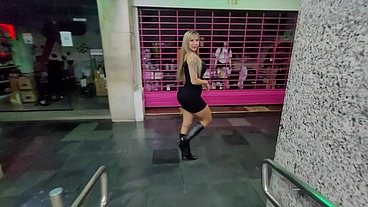 Sexo com a loira exibicionista - POV - Deny Barbie