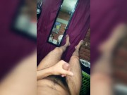 Joven vergon muestra sus pies y termina haciendose una paja