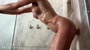 milf gostosa se depila e goza gostoso no banho