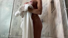 milf gostosa se depila e goza gostoso no banho