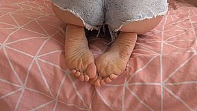 Wrinkled feet under a delicious ass! MP4