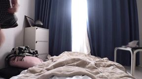 Beautiful temptress performs morning blowjob and handjob