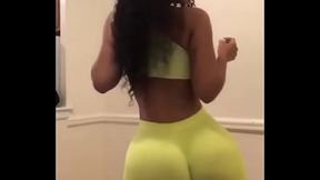 Negra culona colombiana meneando todo eso (shake it)