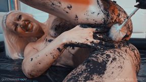 queensnake - holly vagina filled with black mud white cleaning brush porn video