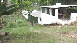 I militari muscolosi si fanno succhiare il cazzo prima di scopare le troie gay nel culo