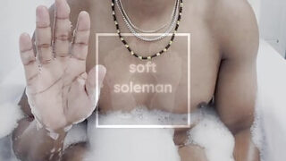 ดำ, อาบน้ำ, ห้องน้ำ – ภาพยนตร์ POV เกี่ยวกับความหลงใหลในเท้าของชายผิวดำชาวแคนาดาที่เป็นเกย์และกำลังร่วมเพศกับก้นของตัวเอง