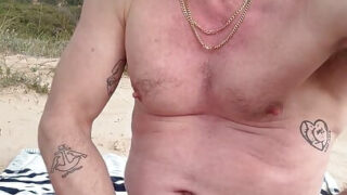 Des vieux hommes tatoués avec d'énormes bites baisent à cru en plein air avant d'avaler leur sperme.