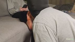 Foot slave cleans my dirty feet with his tongue