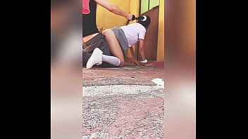 ALUMNOS de la T&Eacute_CNICA Teniendo SEXO en el Receso del Colegio Mientras la Directora Habla en el Micr&oacute_fono !