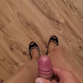 Cumshot in tan pantyhose and black high heels