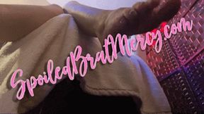 Little Feet From Below (HD) WMV