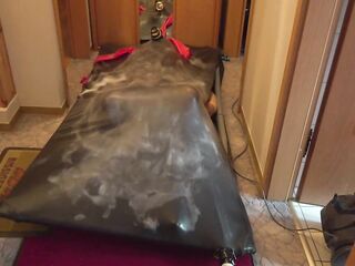 Mit Fantasticrubber Krageneinstieg Catsuit in Vakuumbett