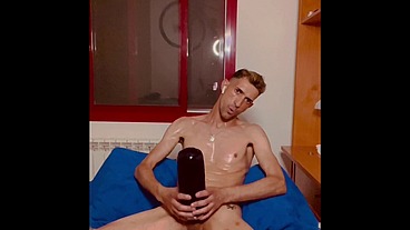 Así atado de pies, luego con dildo y para terminar aceitito