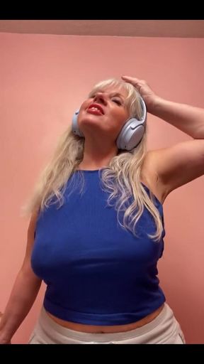 I Love to Clean.. and Wear.. No Bra