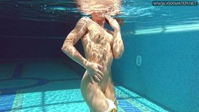 Slutty spouse drops her drawers swiftly by the lake