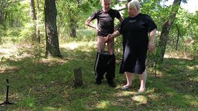 Stepmom gives a public blowjob in the park