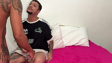 Foi visitar a irmã e acabou entrando no quarto do irmão dela e deu gostoso pro pauzudo, que encheu seu cuzão de porra de macho tesudo.