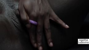 nao a nada mais delicioso do que fernanda chocolatte passando oleo pelo corpo e se masturbando ate gozar horrores