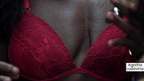 nao a nada mais delicioso do que fernanda chocolatte passando oleo pelo corpo e se masturbando ate gozar horrores