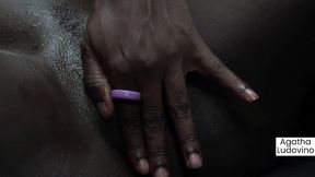 nao a nada mais delicioso do que fernanda chocolatte passando oleo pelo corpo e se masturbando ate gozar horrores