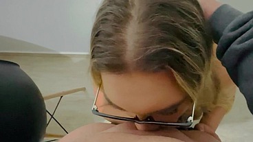 Loira peituda levando gozada na cara