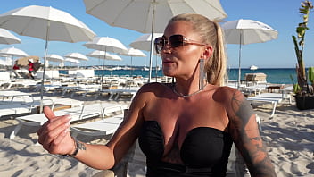 Marie se tape un bel ialien dans une chambre sous le regard de son mari