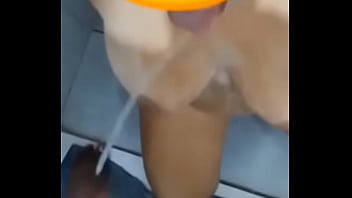 Corno chora enquanto sua mulher toma a &uacute_ltima goza do meu mijo