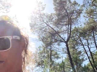 petite salope française suce dans les bois de la plage naturiste