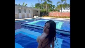 ligando con una colombiana tetona s&uacute_per caliente al aire libre en la piscina