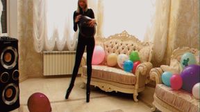 Alla POP 20 different balloons with her heels and wears a black latex catsuit !!!