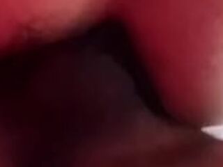 Me la cojo por el culo apretado piernas arriba y se los echo adentro