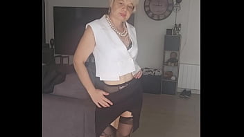 Que pense tu de ma tenu pour allez au travaille ? tu tiendrait la journ&eacute_e avant de...