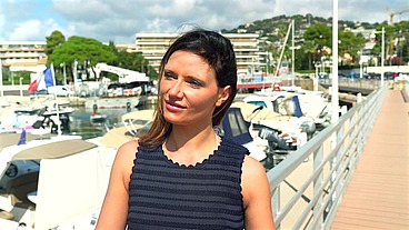 KIMBERLEY veut baiser avec un mec pour son mari voyeur.