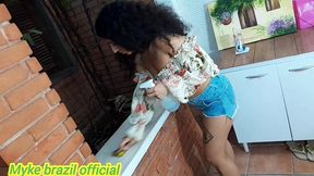 contratei uma diarista para limpar minha casa, ela e muito safada, ficou me provocando fez um boquete e transou comigo