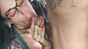 Boneca  tendo o cuzinho arrombado por pica grande e grossa